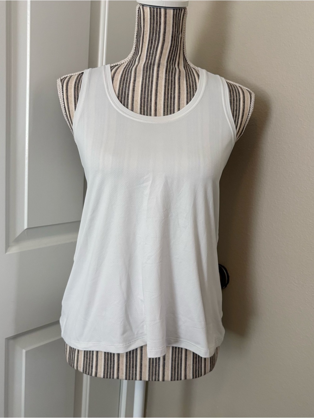 Lululemon quiet luxury White Tank Top Lightweight Racerback Style preppy casual